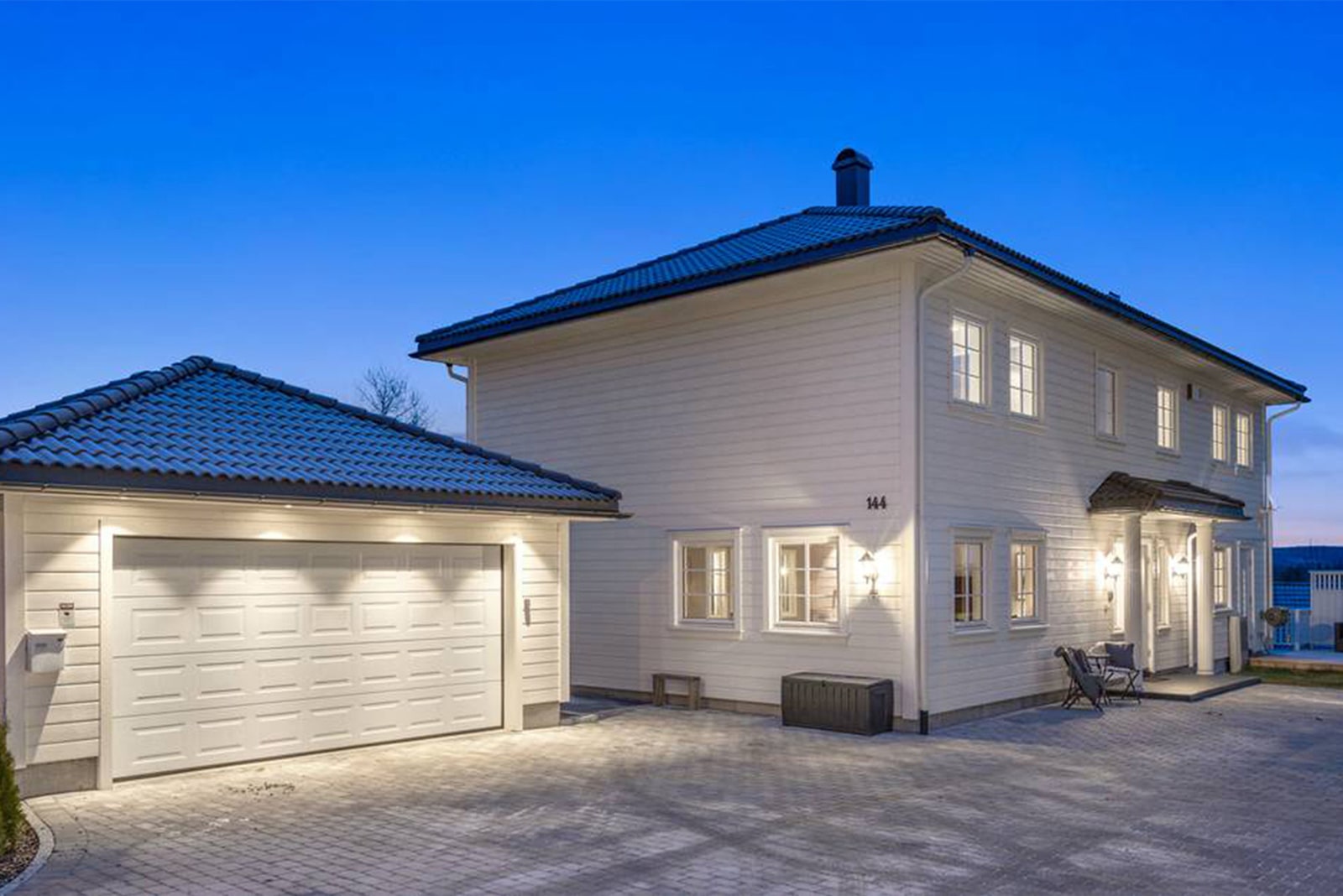 Hvit enebolig i klassisk stil med frittliggende garasje - Arkitekttegninger og ansvarlig søker for byggesøknader - 3D visualisering for salg av bolig
