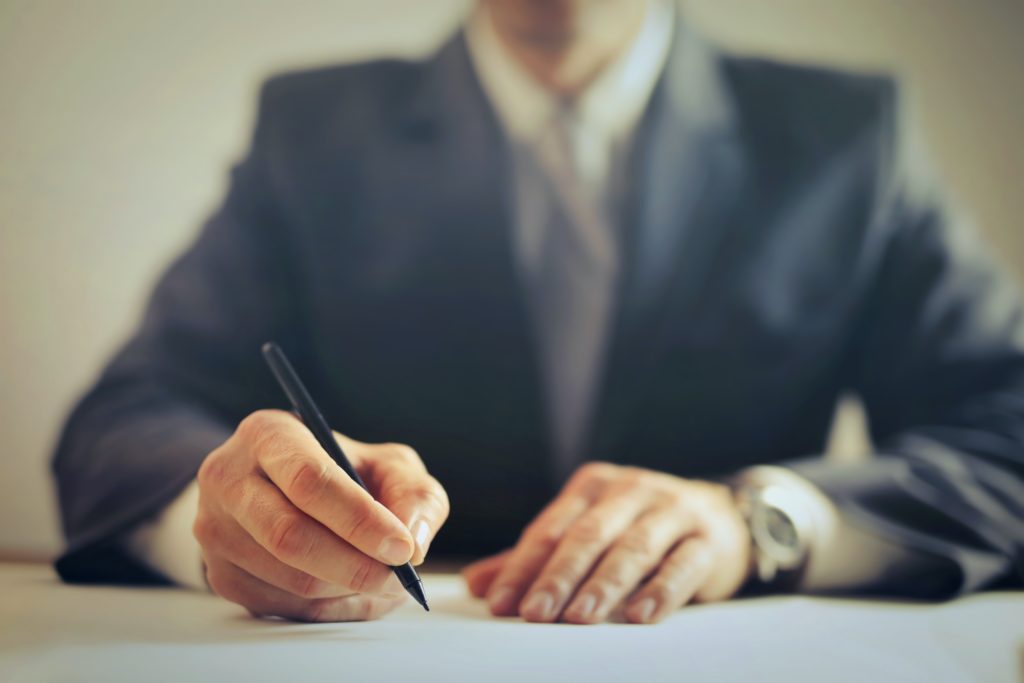 Skrive kontrakt med en seriøs entreprenør - anbefaler å bruke NS standard kontrakt